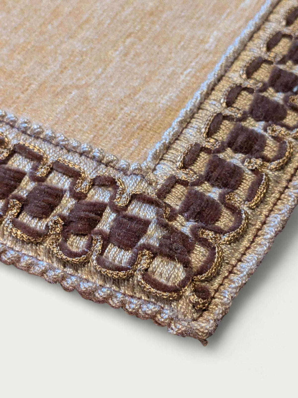 Vintage Tischläufer in Hellbraun mit Goldrand & Grüner Unterseite – 101 × 40 cm