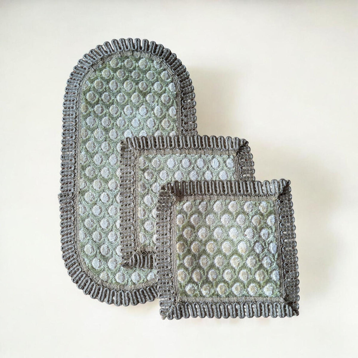 Grünes Vintage Tischläufer-Set (3 Teile) mit goldfarbener Borte, Mid-Century Design