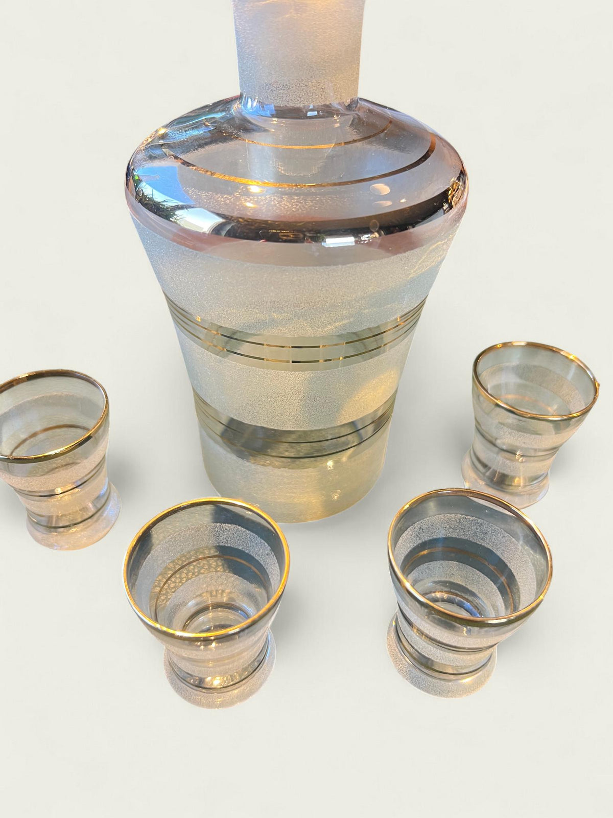 Vintage Likörglas-Set mit Karaffe | 60er Jahre | Art Deco Style | Gefrostetes Glas & Goldverzierung
