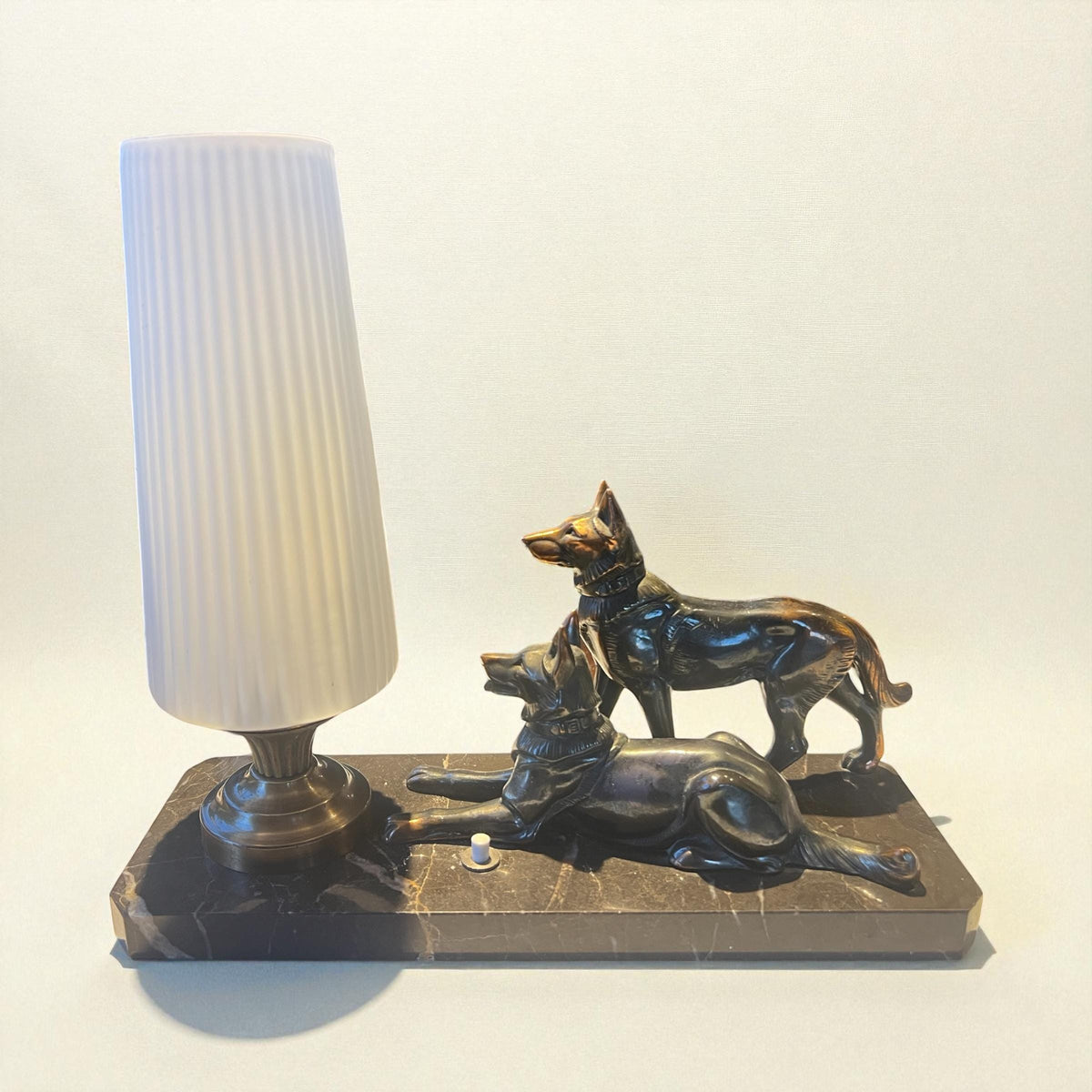 Art Deco Tischleuchte mit zwei Schäferhunden auf einer Marmorplatte. Gefertigt in den 1920er-30er Jahren in Frankreich.