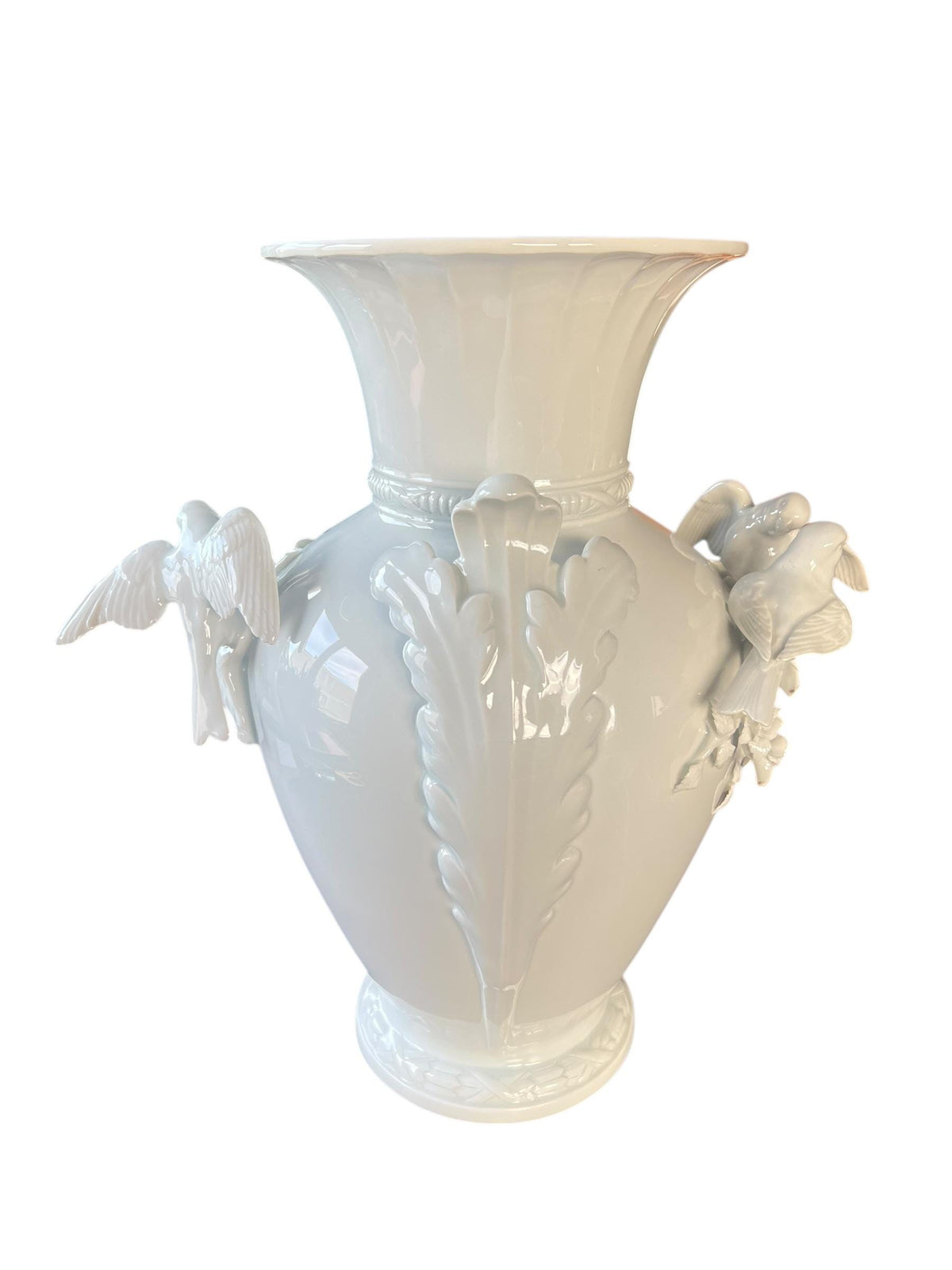 Elegante frühe A.K. Kaiser Porzellan Vase mit grazilen handgearbeiteten Vögeln - balzende Blaumaisen - Ein Meisterwerk der Porzellan Kunst.