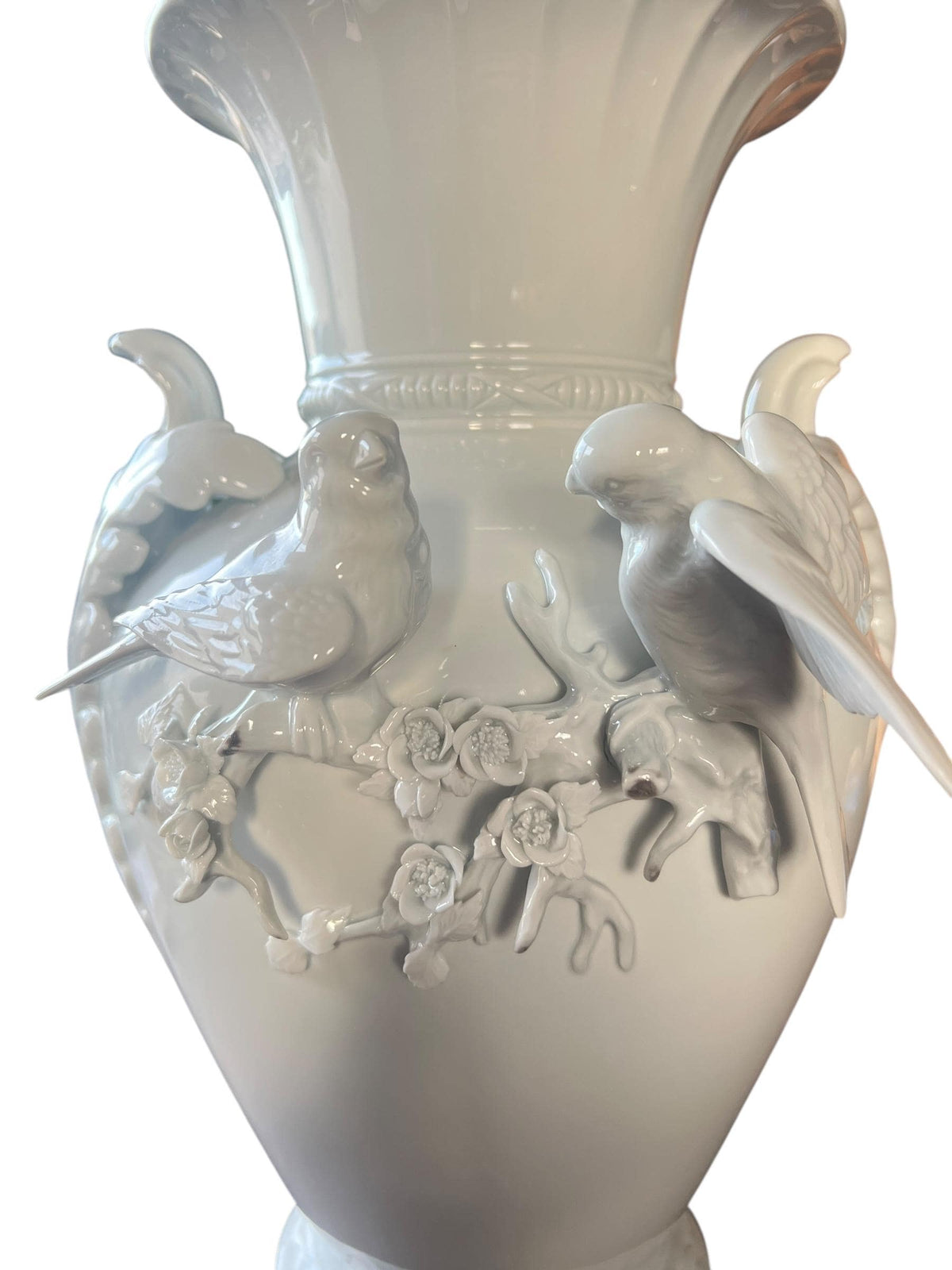 Elegante frühe A.K. Kaiser Porzellan Vase mit grazilen handgearbeiteten Vögeln - balzende Blaumaisen - Ein Meisterwerk der Porzellan Kunst.