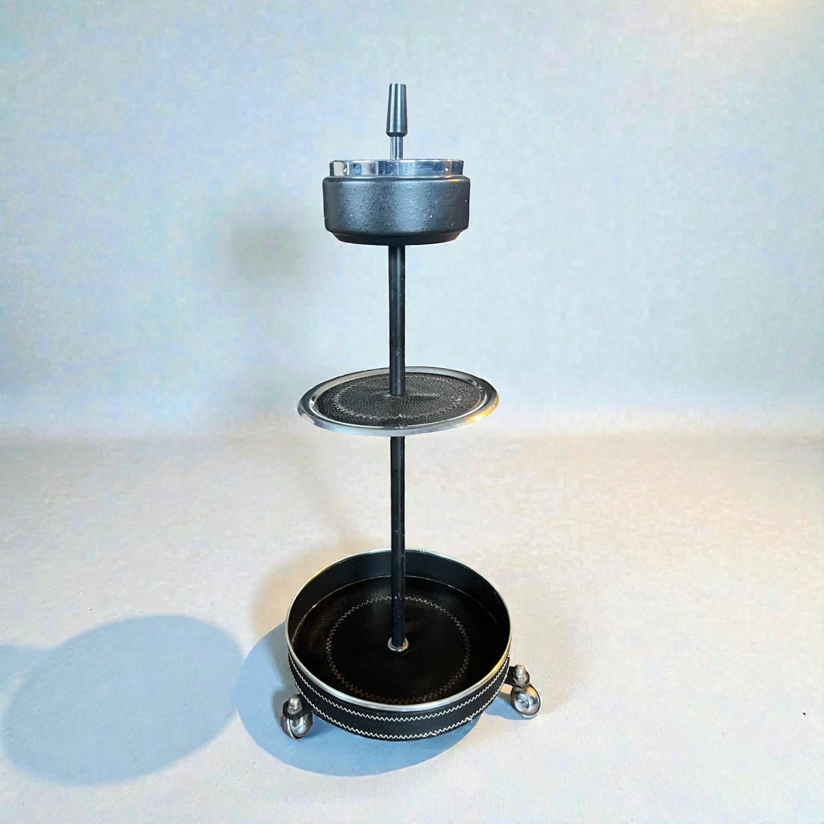 Vintage Standaschenbecher auf Rollen – Mid Century Space Age Raucherständer aus Metall Schwarz , 70er Jahre Retro Deko