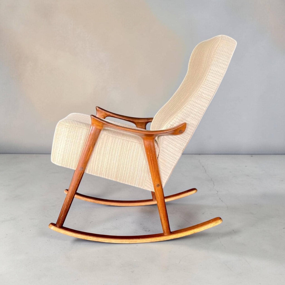 Original Mid Century Moderner skulpturaler Schaukelstuhl von Ingmar Relling. Scandinavian Modern Teak-Holz-Klassiker Schaukelstuhl.