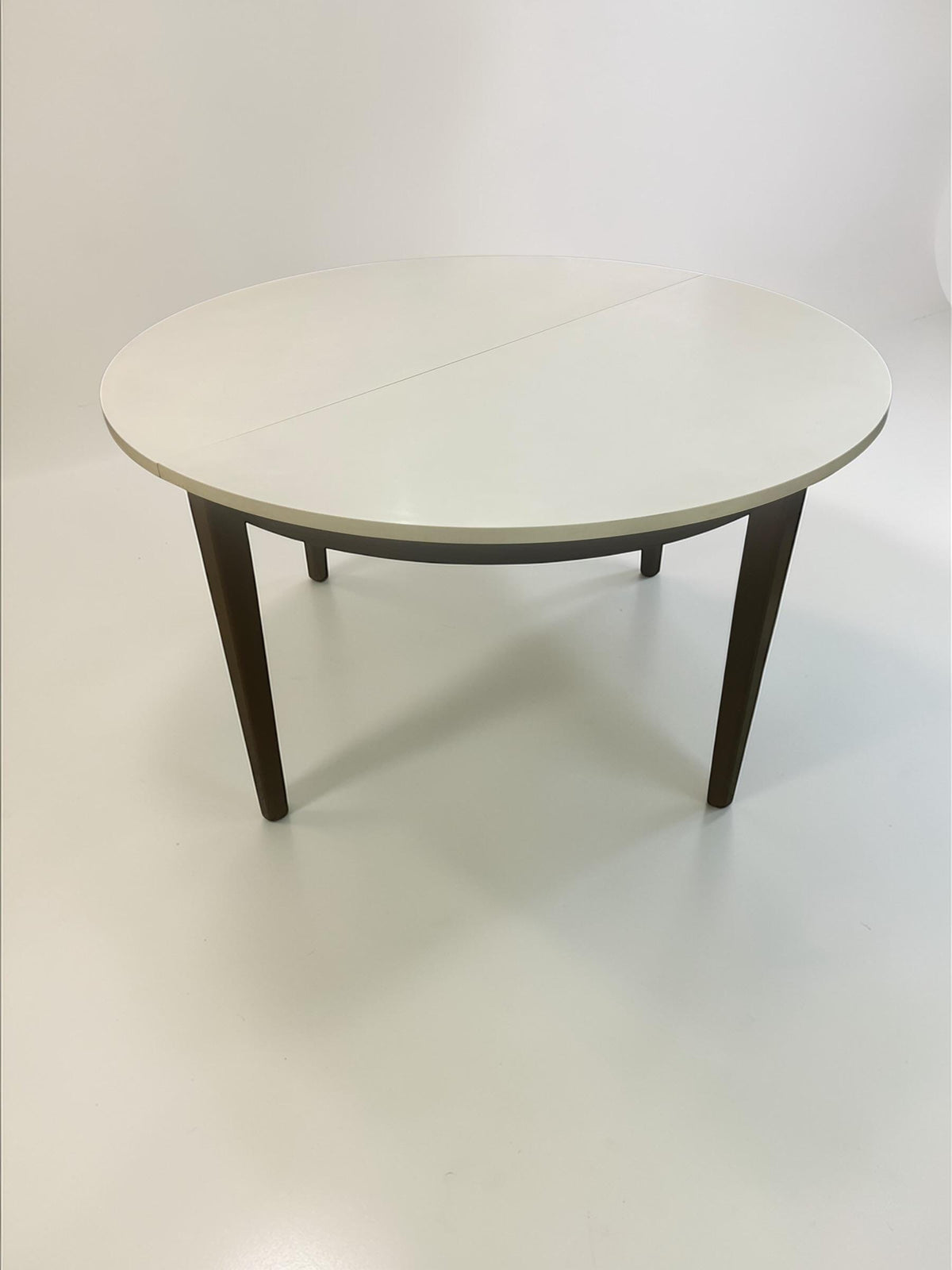 Ausziehbarer Vintage Couchtisch Ø110–155 cm | Runder Design Couchtisch mit integriertem Einlegeboden - skandinavisches Design der 60er/70er
