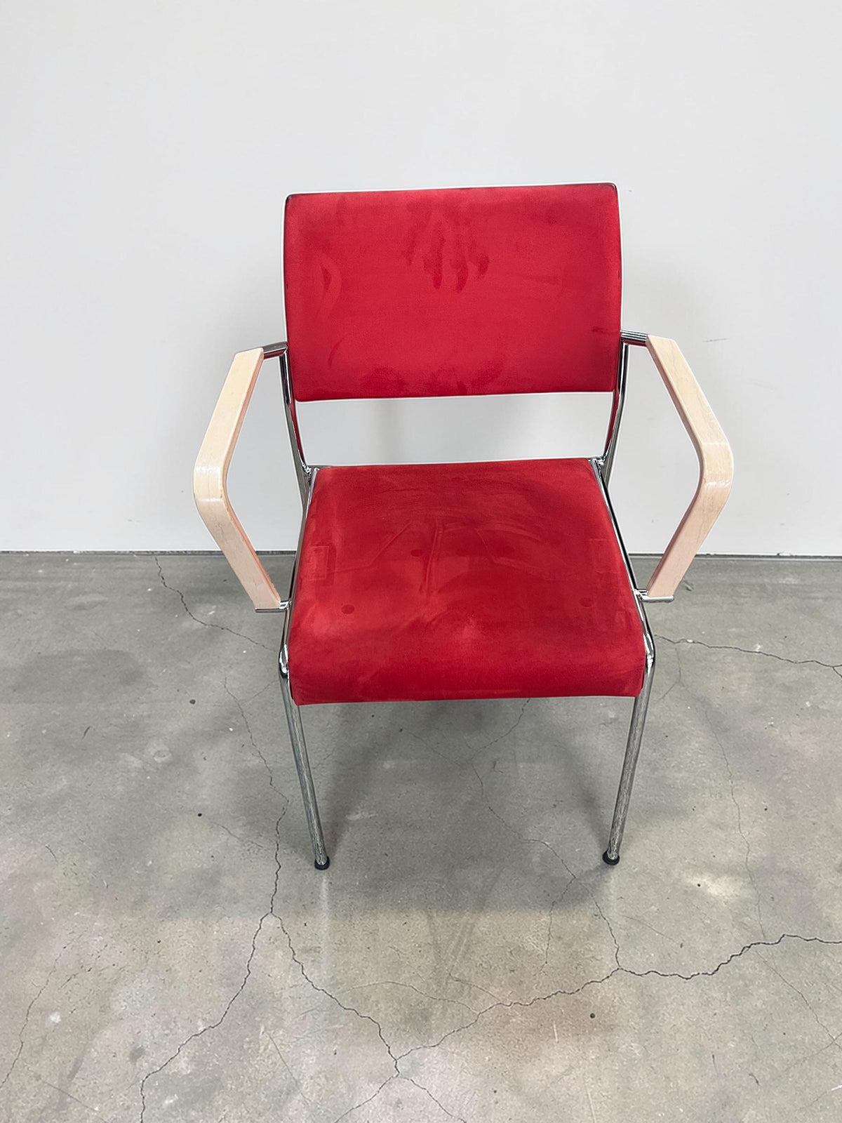 Brunner Design Konferenzstuhl stapelbar | Vintage Büro Stuhl mit Holzarmlehnen & Chrom | Besucherstuhl Rot Schwarz | 4er Set