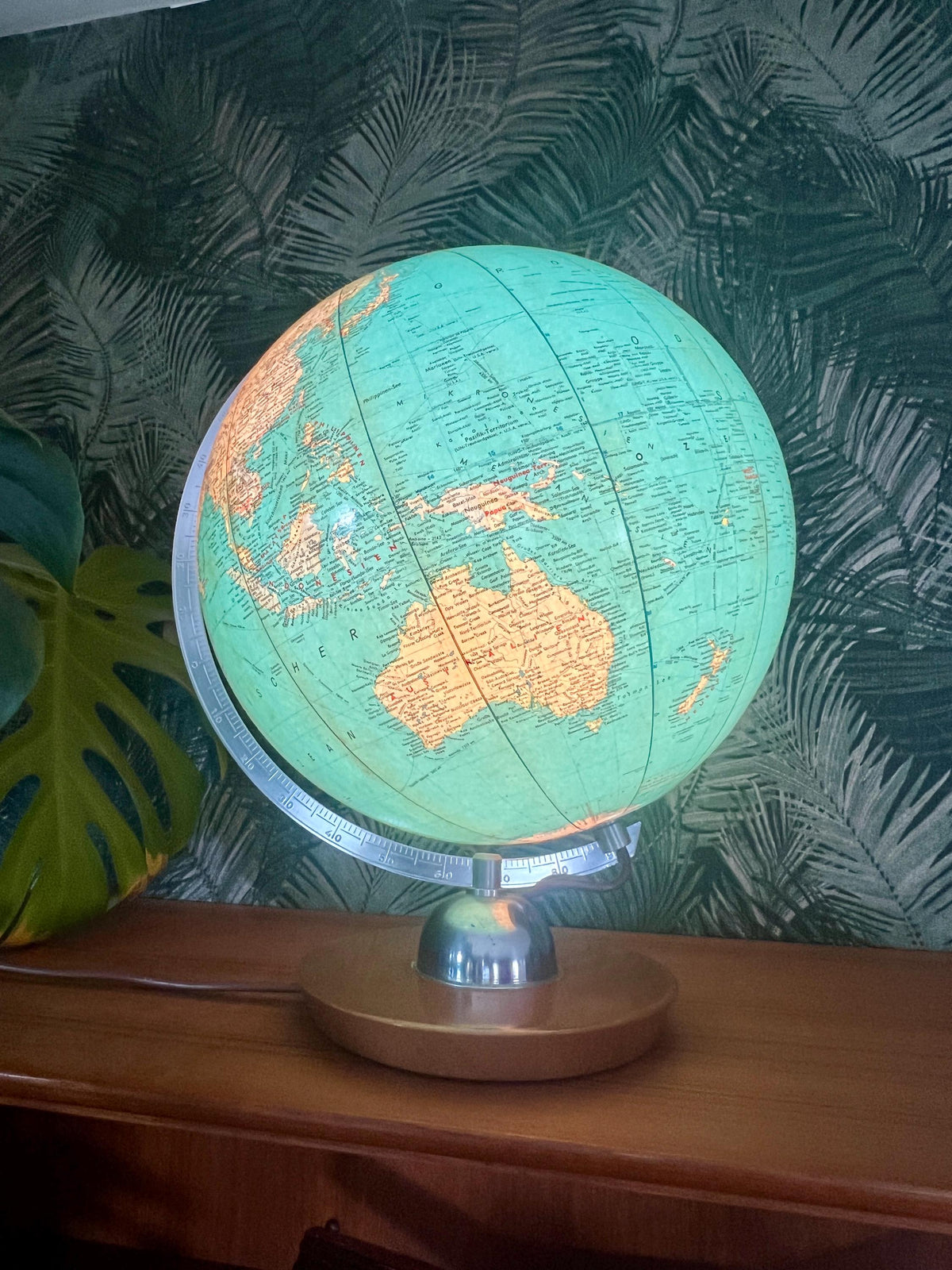 Vintage JRO Leuchtglobus – Glasglobus 50er /60er – Teakholzfuß – Mid Century – Weltkugel beleuchtet – 1:40 Mio