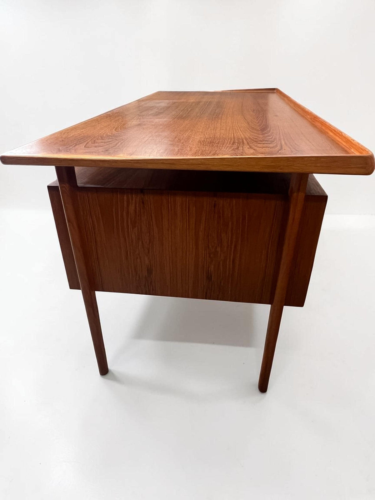 Peter Løvig Nielsen Schreibtisch aus Teak, Dänemark 1960er, freistehend, Mid Century Modern Executive Desk, signiert