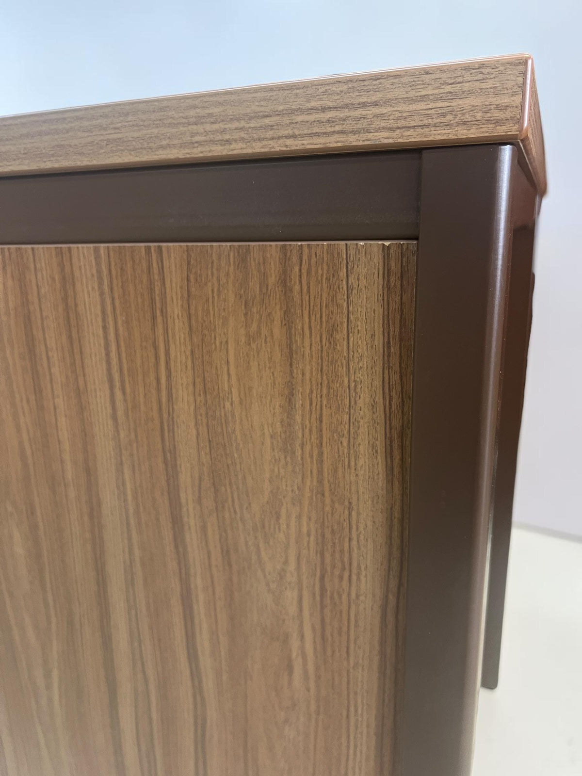 KGF Schreibtisch 90er Jahre | Vintage Bürotisch in Nussbaumoptik | Abschließbare Schubladen | Mid Century Stil