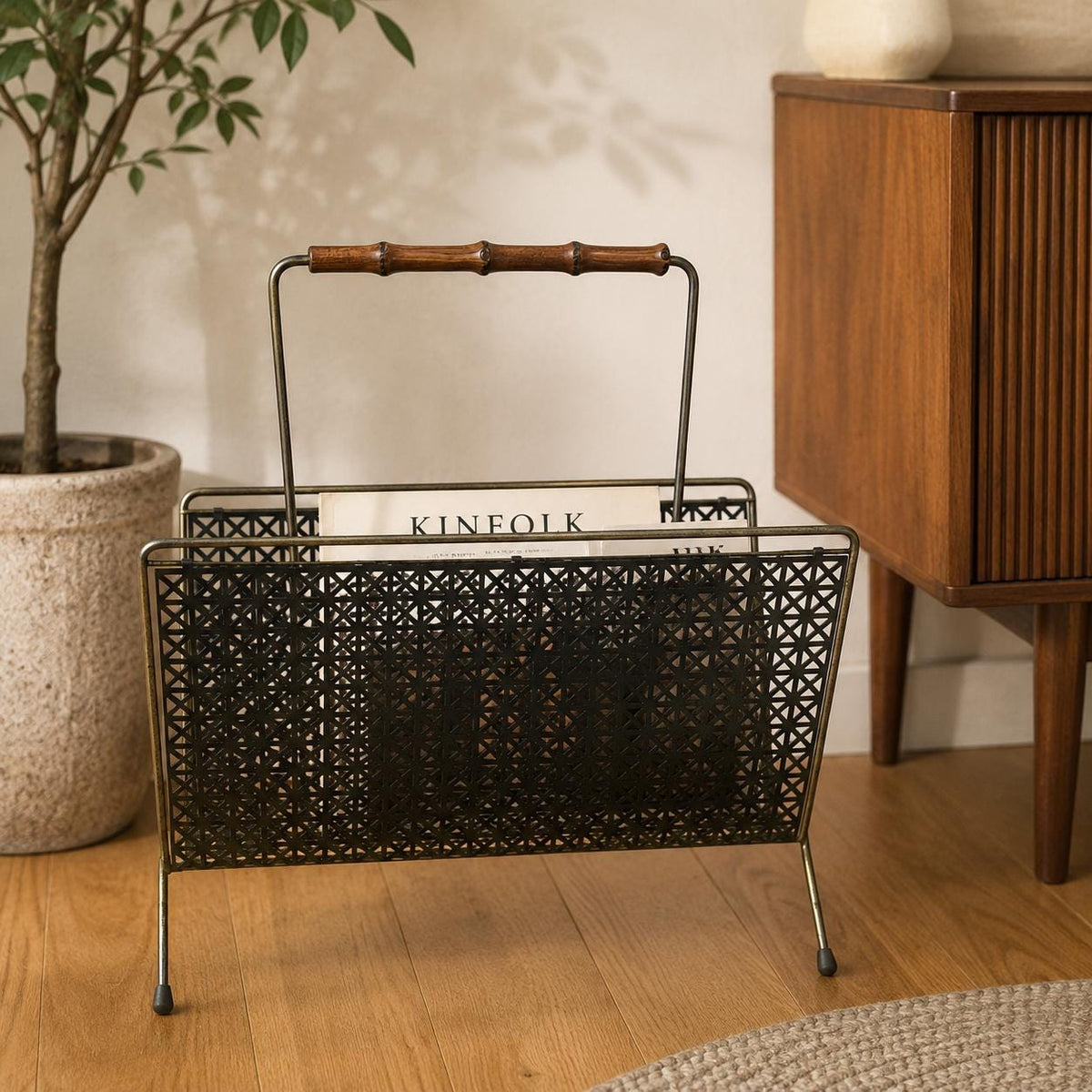 Vintage Zeitungsständer Messing & Schwarz – Mid Century Magazine Rack mit Holzgriff | Design Zeitschriftenhalter 1960er Jahre