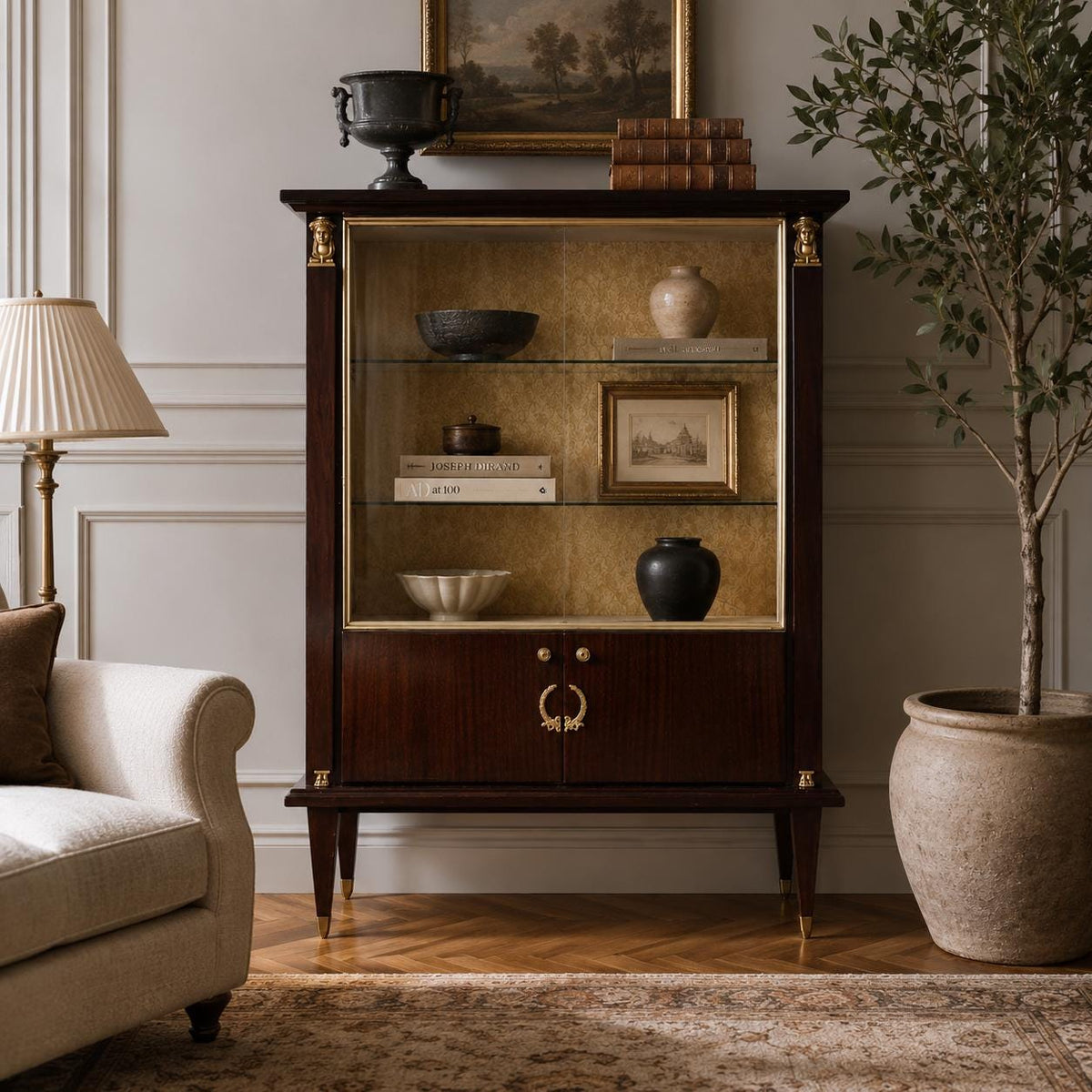 Elegante Empire Vitrine aus Mahagoni & Messing | Neoklassizistische Sammlervitrine | Vintage Vitrinenschrank im Hollywood Regency Stil