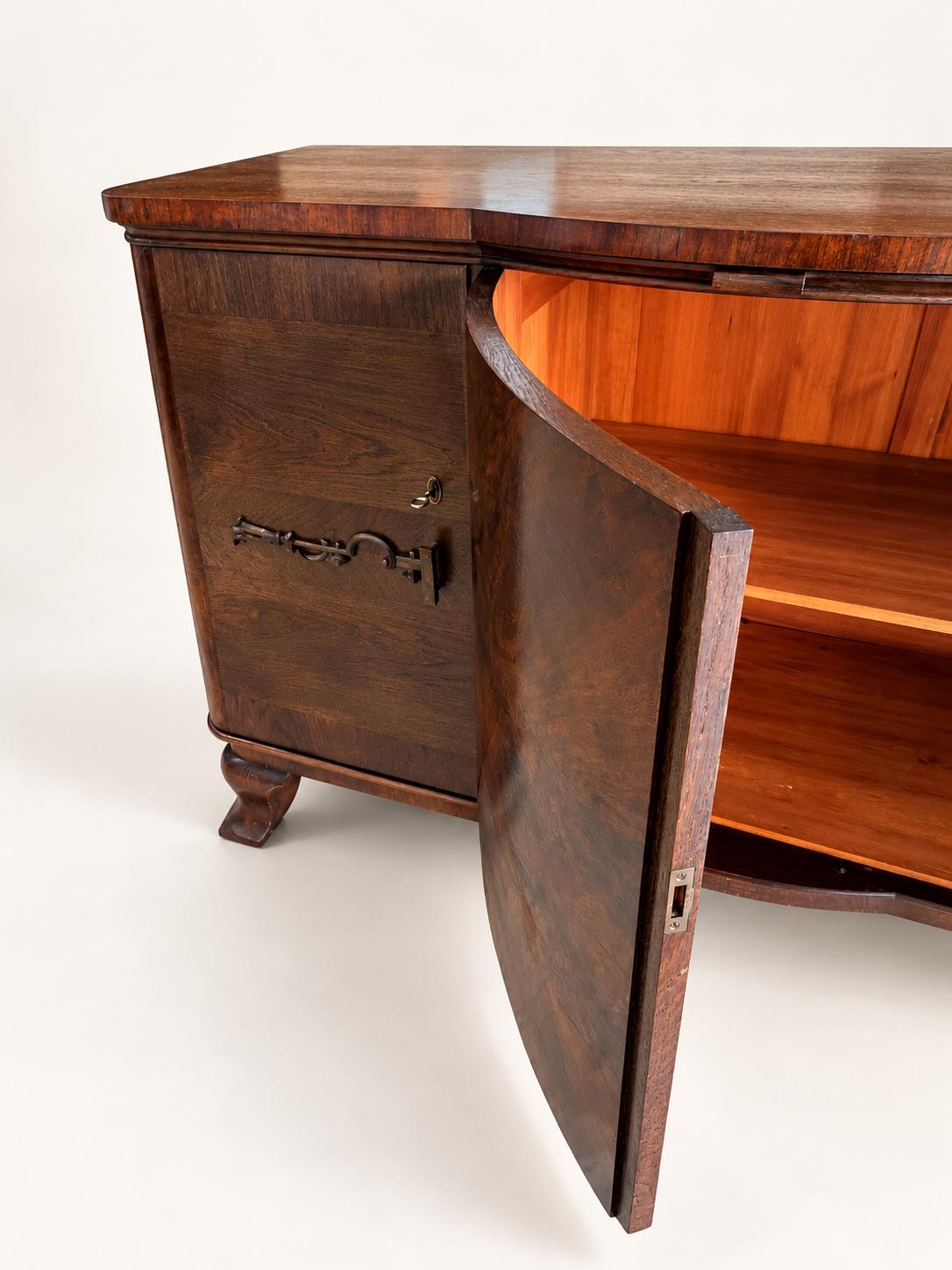 Art Déco Sideboard Vintage | Große Kommode mit geometrischem Furnier, Messingbeschlägen und Innenausbau | Antiker Holzschrank
