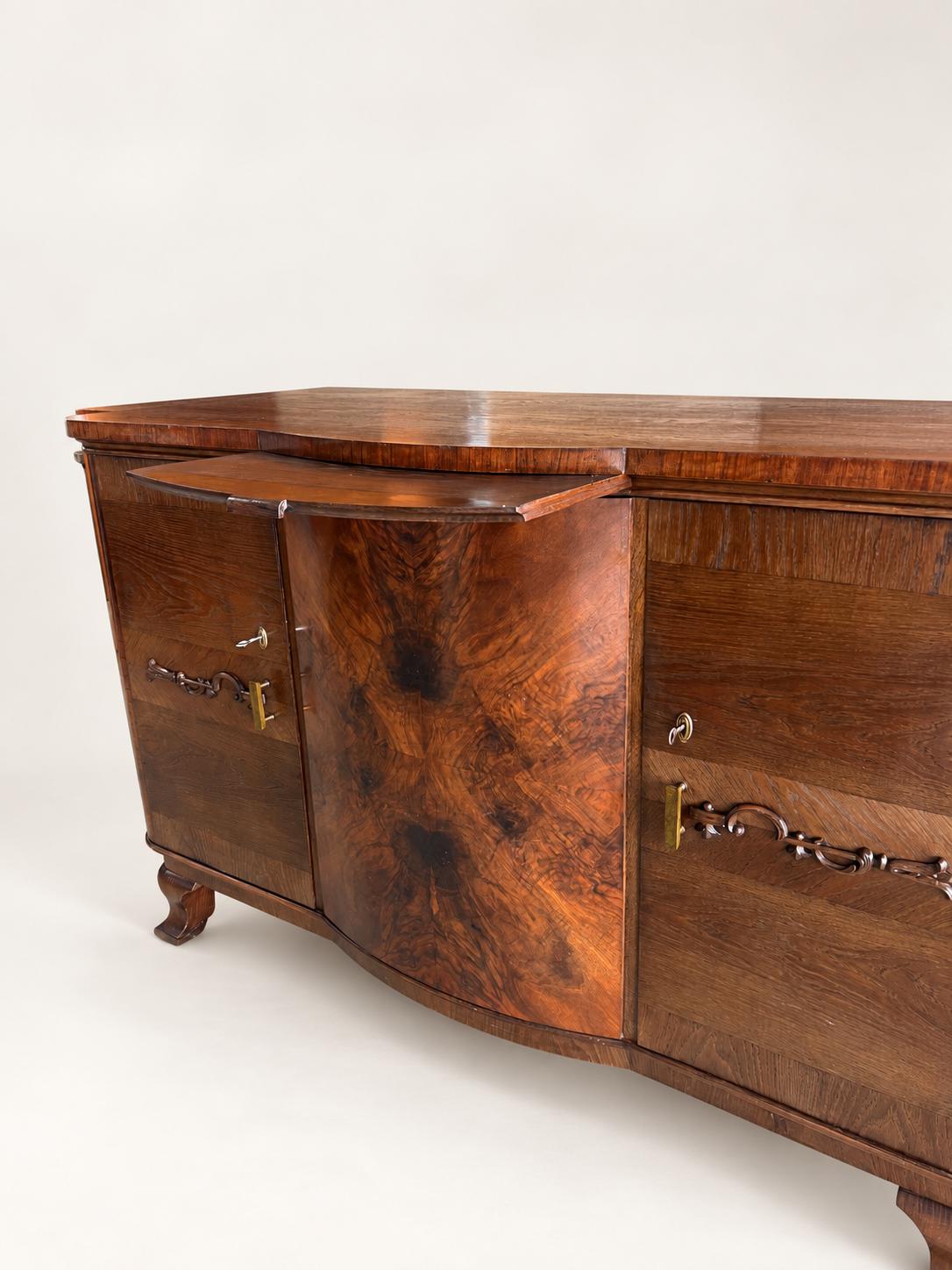 Art Déco Sideboard Vintage | Große Kommode mit geometrischem Furnier, Messingbeschlägen und Innenausbau | Antiker Holzschrank