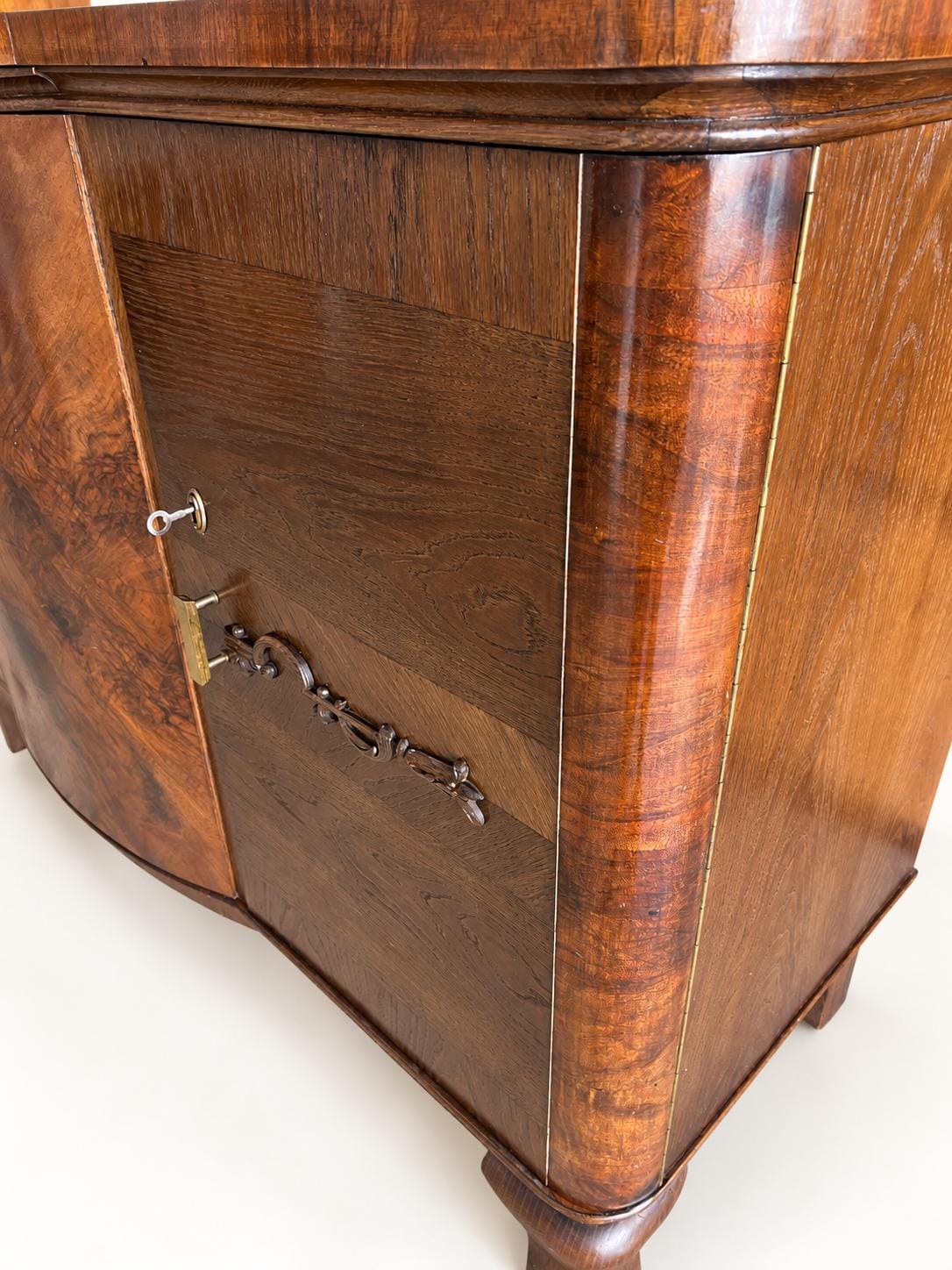 Art Déco Sideboard Vintage | Große Kommode mit geometrischem Furnier, Messingbeschlägen und Innenausbau | Antiker Holzschrank