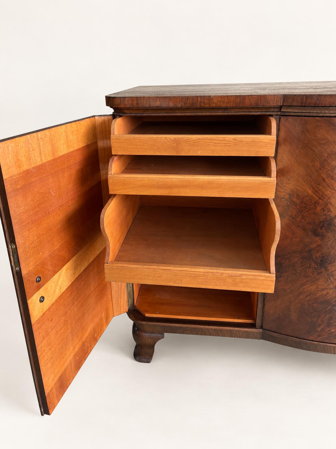 Art Déco Sideboard Vintage | Große Kommode mit geometrischem Furnier, Messingbeschlägen und Innenausbau | Antiker Holzschrank