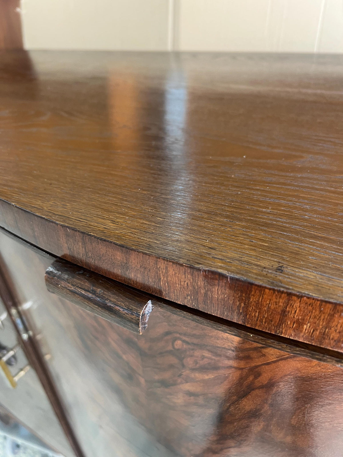 Art Déco Sideboard Vintage | Große Kommode mit geometrischem Furnier, Messingbeschlägen und Innenausbau | Antiker Holzschrank