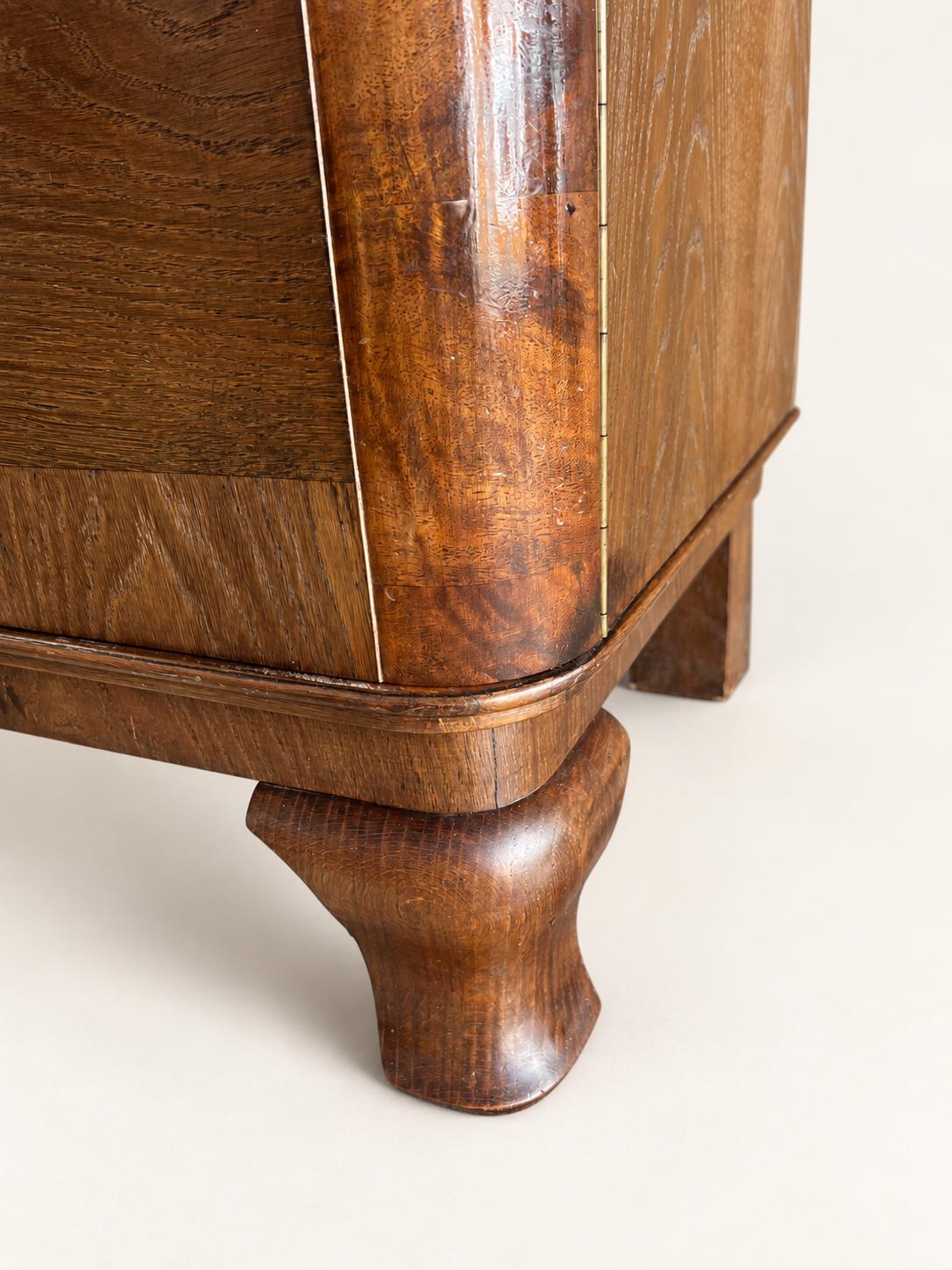 Art Déco Sideboard Vintage | Große Kommode mit geometrischem Furnier, Messingbeschlägen und Innenausbau | Antiker Holzschrank