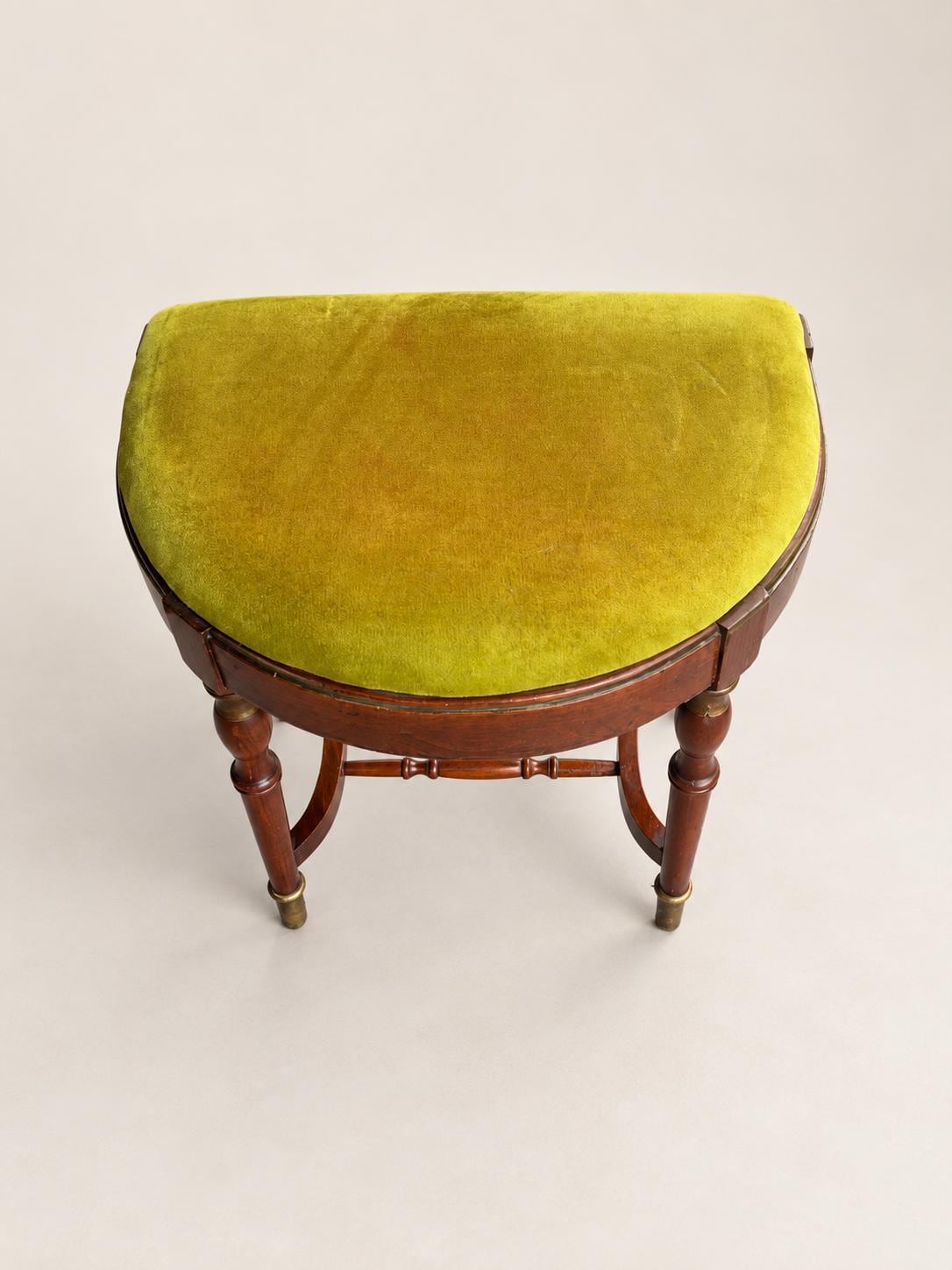 Vintage Klavierhocker Halbmond | Holzhocker mit grünem Samt und Messingdetails | Neoklassizistischer Piano Stool