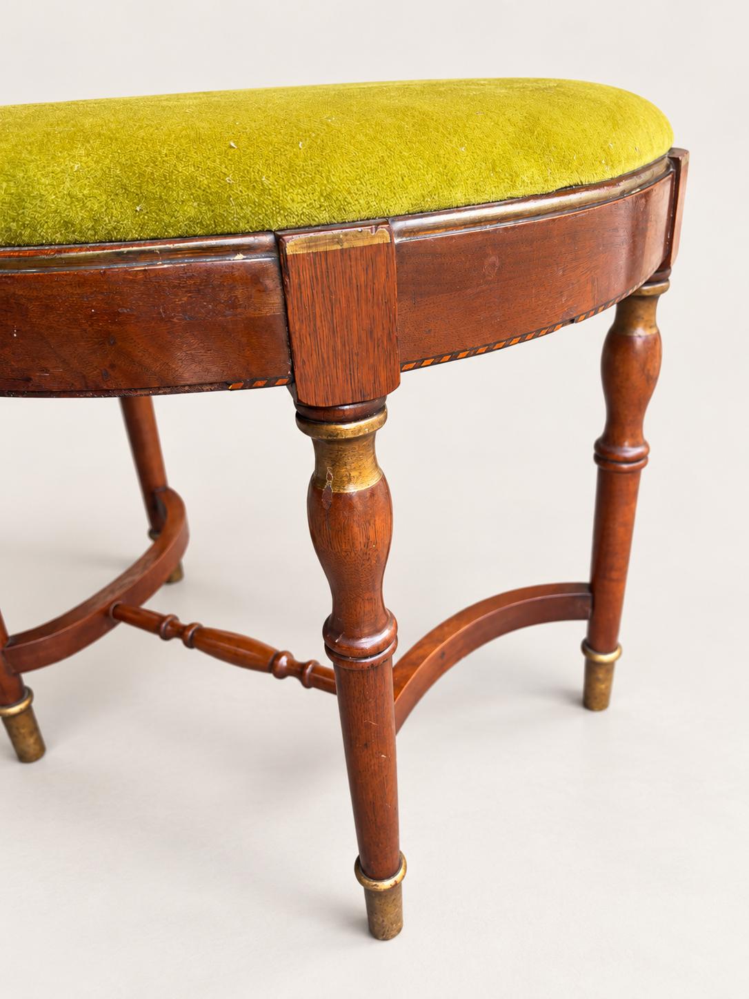 Vintage Klavierhocker Halbmond | Holzhocker mit grünem Samt und Messingdetails | Neoklassizistischer Piano Stool