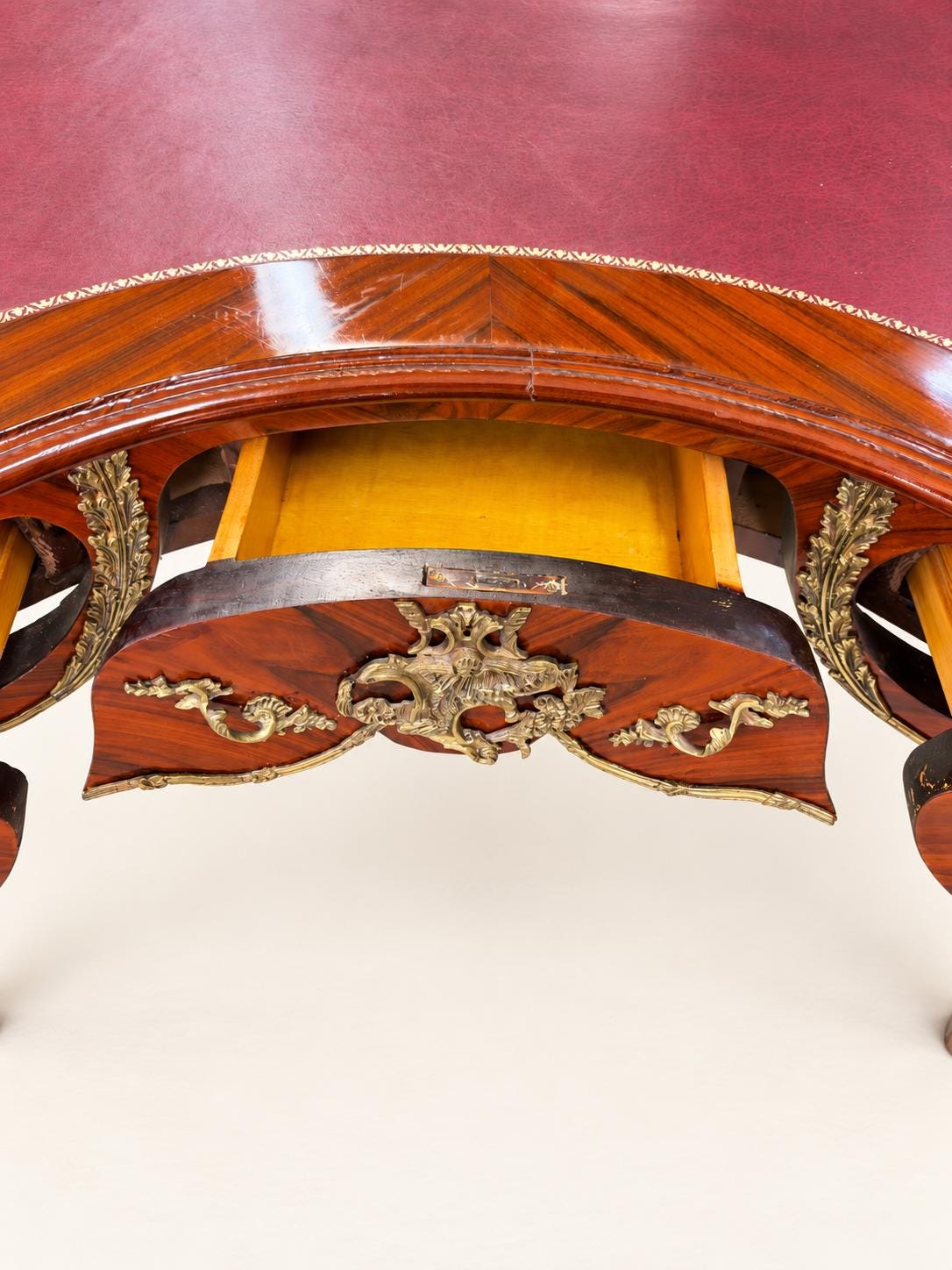 Vintage Bureau Plat Schreibtisch | Louis XV mit Leder & Messing | Partners Desk oder Hotel-Rezeption 172 cm