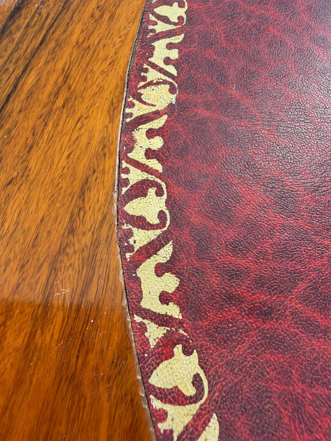 Vintage Bureau Plat Schreibtisch | Louis XV mit Leder & Messing | Partners Desk oder Hotel-Rezeption 172 cm